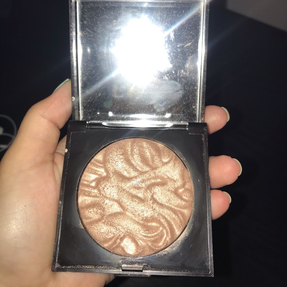 Laura Mercier highlighter